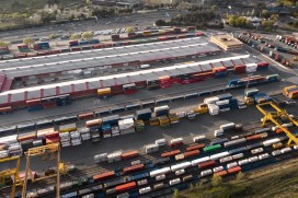 Vue aérienne représentant des containers le long de rails sur un site de logistique