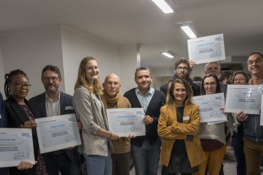 Des lauréats souriants posent avec leur prix dans les mains