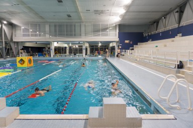 Nageurs dans la piscine Mélinée Manouchian à Fresnes
