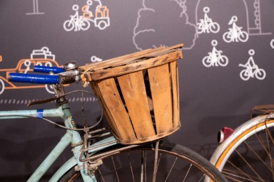 Photographie de l'avant du vélo de collection de l'écomusée, utilisé à Fresnes durant la Seconde Guerre mondiale