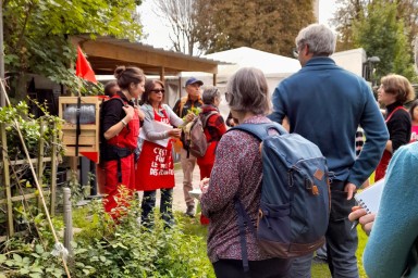 Groupe en promenade à déguster, écoutant les explications de cueilleuses