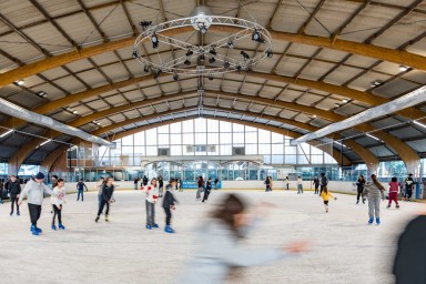 Patineurs sur la piste de la patinoire des Lacs à Viry-Chatillon