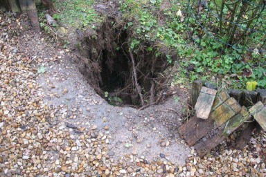 Fossé causé par un affaissement de terrain dans un jardin