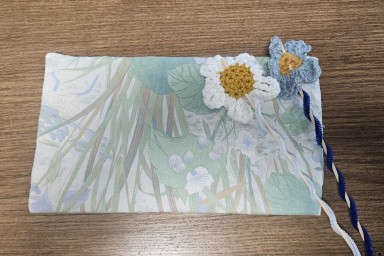 bouillote en tissu recyclé posée sur une table