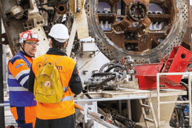 deux ouvriers devant un tunnelier du GPE