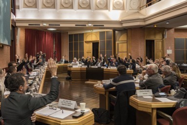Les membres du conseil votant dans la salle du conseil de Vitry