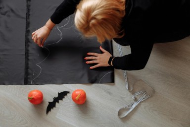 personne qui crée une décoration d'halloween