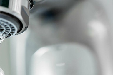 Une goutte d'eau tombe d'un robinet