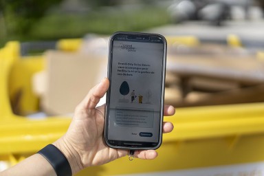 Un smartphone dans une main ouvert sur l'appli