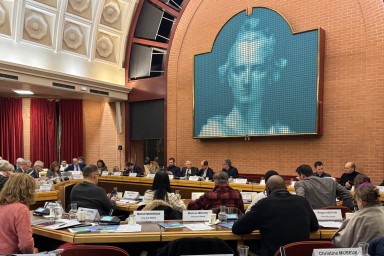 La grande salle des assemblées de Vitry avec une Marianne en fond et des élus assis en train de délibérer
