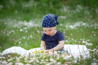 enfant assis dans un champ