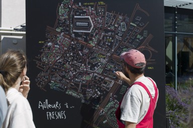 Deux personnes devant une carte dessinée de la ville de Fresnes
