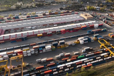 Vue aérienne représentant des containers le long de rails sur un site de logistique