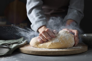 Personne qui pétrit le paton