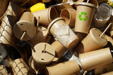 Des gobelets en carton jetés en vrac