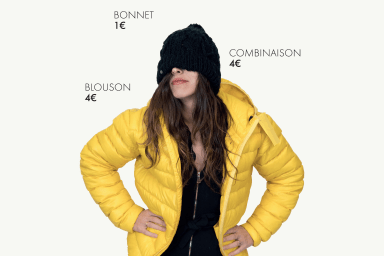 Femme portant une doudoune jaune et un bonnet, avec des tout petits prix affichés autour d'elle pour promouvoir les recycleries