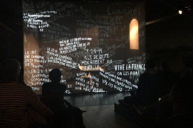 Spectateurs et spectatrices devant des reproductions de graffitis