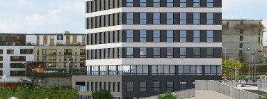 Plan rapproché sur un immeuble de bureaux avec d'autres immeubles en fond