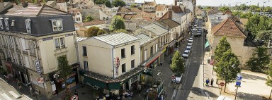 Vue aérienne quartier de ville avec tabac au premier plan