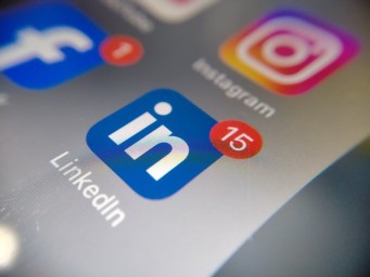 Icône LinkedIn sur un écran de téléphone