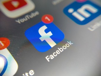 Icône Facebook sur un écran