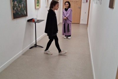 2 jeunes filles dans un couloir - Enlarge image 23 of 40, modal window