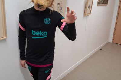 Jeune homme avec un masque de tête de lion - Enlarge image 25 of 40, modal window