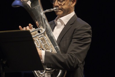 Homme en costume qui joue du Tuba - Enlarge image 35 of 40, modal window