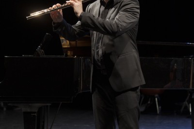 Homme debout qui joue de la flûte traversière - Enlarge image 29 of 40, modal window