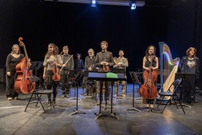 Ensemble de musiciens sur scène - Enlarge image 39 of 40, modal window