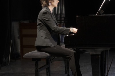 Femme assise de profil qui joue du piano - Enlarge image 30 of 40, modal window