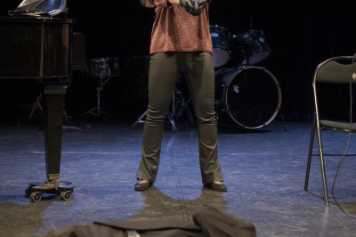 Femme debout, de face faisant semblan de tirer sur un homme allongé par terre - Enlarge image 31 of 40, modal window