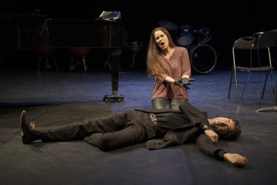 Femme à genoux près d'un homme allongé par terre - Enlarge image 32 of 40, modal window