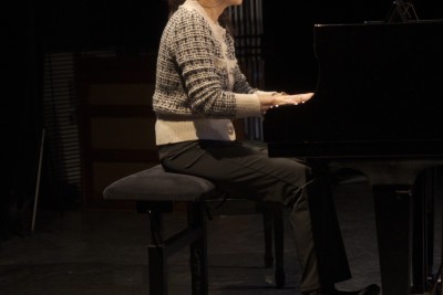 Femme de profil qui joue du piano - Enlarge image 33 of 40, modal window