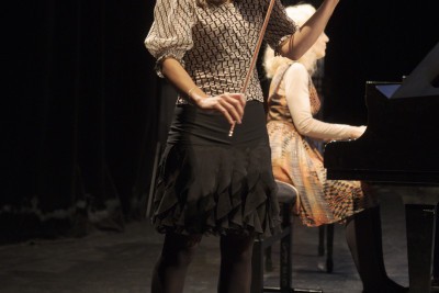 Femme qui joue du violon - Enlarge image 34 of 40, modal window