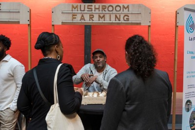 Près de 300 acteurs économiques se sont retrouvés aux Assises du développement économique - stands de jeunes entreprises du territoire dans la halle de la manufacture des oeillets à Ivry-sur-Seine - Agrandir l'image 2 sur 9, fenêtre modale