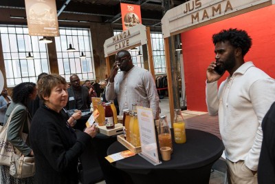 Près de 300 acteurs économiques se sont retrouvés aux Assises du développement économique - stands de jeunes entreprises du territoire dans la halle de la manufacture des oeillets à Ivry-sur-Seine - Agrandir l'image 3 sur 9, fenêtre modale
