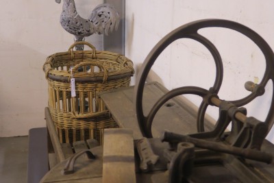 Divers objets de collection avant d'être conditionnés - Agrandir l'image 2 sur 3, fenêtre modale