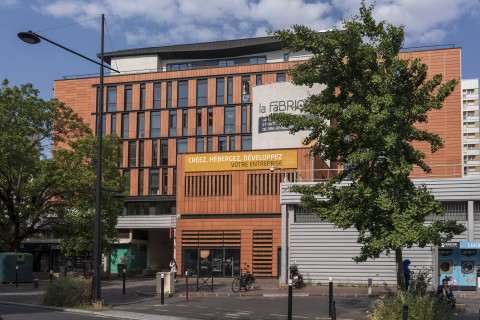 vue de la façade de la fabrique cachan