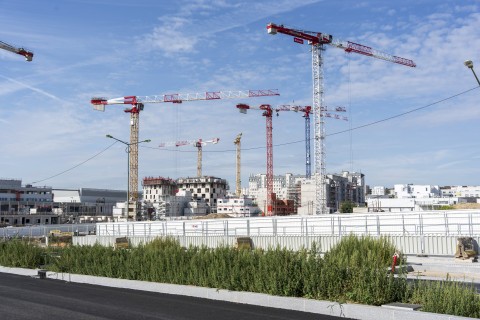 Paysage de grues et d'usines