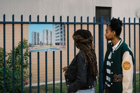 2 personnes regardent la photo d'une projection dans le futur de leur quartier