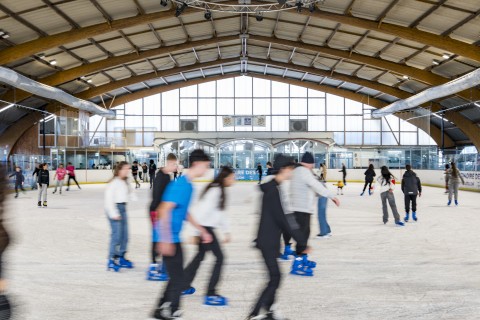 Vue intérieure de la patinoire avec des patineurs