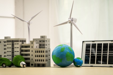 éoliennes, planète, panneau solaire, immeubles, ampoule et voitures vertes