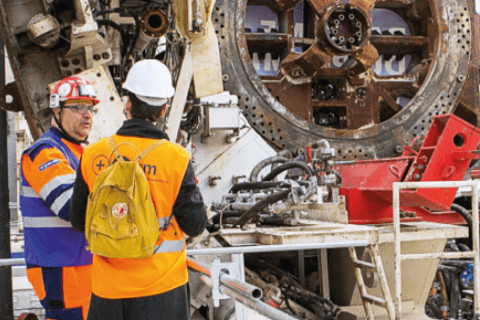 deux ouvriers devant un tunnelier du GPE