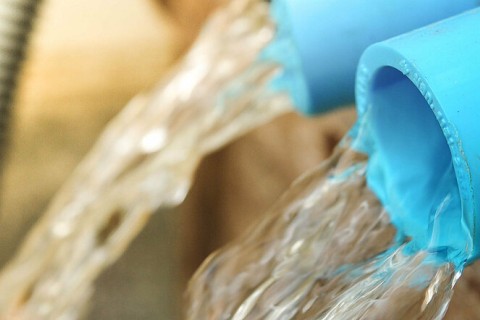 tuyaux d'où coulent de l'eau