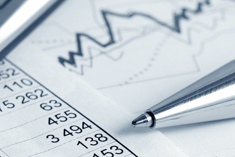 Une calculette, un stylo, des chiffres et un graphique