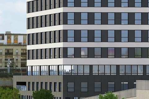 Plan rapproché sur un immeuble de bureaux avec d'autres immeubles en fond