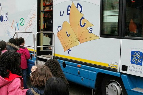 Mediabus ouvert et enfants devant