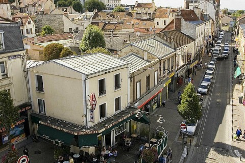 Vue aérienne quartier de ville avec tabac au premier plan