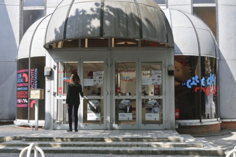 Façade du bâtiment avec un toit rond
